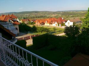 - un balcon offrant une vue sur un quartier résidentiel dans l'établissement Szabó Ház, à Hévíz