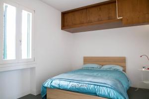 una piccola camera da letto con un letto e una finestra di Ca'Turino a Vietri Altre 39 foto