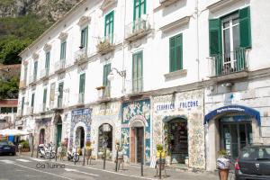 un edificio con mosaici su una strada cittadina di Ca'Turino a Vietri
