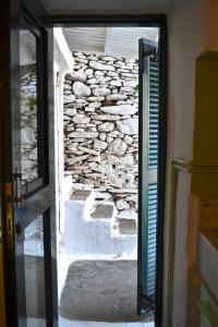 KorissiaにあるHidesign Athens Traditional Stone House in Kea's Portのギャラリーの写真