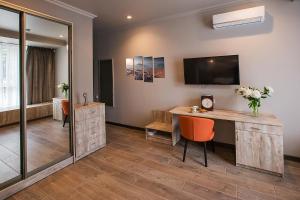 TV a/nebo společenská místnost v ubytování Time Hotel