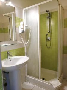 La salle de bains est pourvue d'un lavabo et d'une douche. dans l'établissement Palma Residences In Rome, à Rome