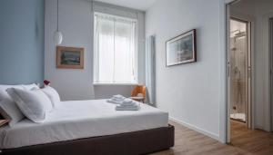 - une chambre blanche avec un lit et une fenêtre dans l'établissement Italianway-Teglio, à Milan