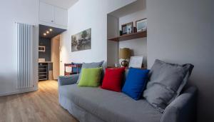un soggiorno con divano grigio e cuscini colorati di Italianway-Teglio a Milano