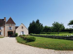 une maison avec une allée en gravier en face d'une cour dans l'établissement Tourterelle, à proximité de Auxerre et Chablis, à Hauterive