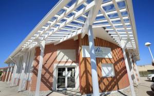 a white pergola on the side of a building at Residence Plage Oceane in Biscarrosse-Plage