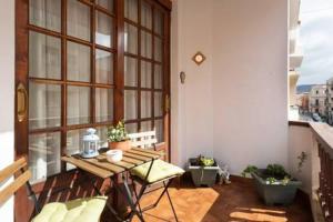 balkon ze stołem i roślinami w obiekcie Piso Centrico Y Acogedor w mieście La Laguna