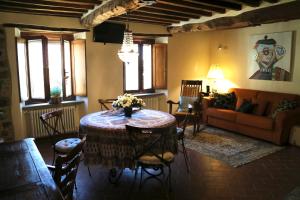 ein Wohnzimmer mit einem Tisch und einem Sofa in der Unterkunft Andante appartamenti in Castelnuovo di Val di Cecina