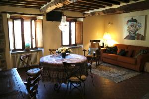 salon ze stołem i kanapą w obiekcie Andante appartamenti w mieście Castelnuovo di Val di Cecina