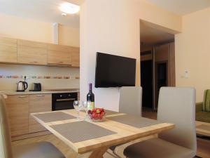 Kuchyň nebo kuchyňský kout v ubytování ApartHotel Belvedere Residence Becici Budva