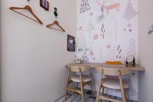 uma cozinha com dois bancos altos e uma parede com árvores em MINI HOTELS (Taichung Station Branch) em Taichung mais 53 fotografias