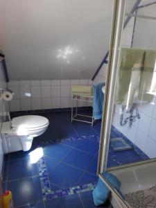 クルムホルンにあるFerienwohnung "Goode Tied"のバスルーム(トイレ、洗面台、シャワー付)