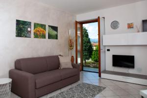 un soggiorno con divano e camino di June 13th Comfort Studio a Omegna