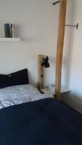 ein Schlafzimmer mit einem Bett und einer Lampe auf einem Regal in der Unterkunft Ferienwohnung Brunnenstrasse in Bremervörde