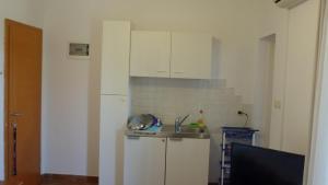 Kuchyň nebo kuchyňský kout v ubytování Apartment Studio A2_Medulin