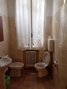 Hotel San Geminiano tesisinde bir banyo