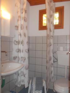 Koupelna v ubytování Villa Karapataki