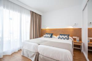 Posteľ alebo postele v izbe v ubytovaní Grupotel Picafort Beach