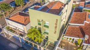 an overhead view of a building in a city at Residencial Flat Villa Rosa in Itapetininga