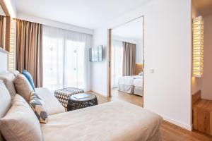 Posteľ alebo postele v izbe v ubytovaní Grupotel Picafort Beach