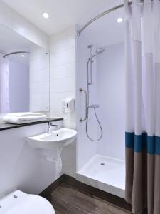Travelodge Plus Galway في غالواي: حمام مع دش ومرحاض ومغسلة