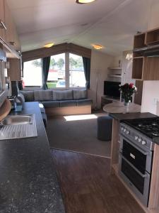 eine Küche und ein Wohnzimmer eines Wohnwagens in der Unterkunft Edinburgh, Seton Sands in Port Seton