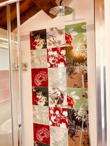 a wall in a bathroom with a floral wallpaper at Barbara’s rooms in Chioggia +104 photos