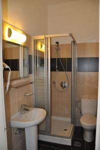 Koupelna v ubytování Elena Hotel + 37 fotografií