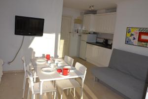 A kitchen or kitchenette at Apartamento Rod