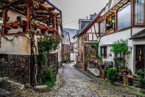 an alley in an old town with buildings at Ferienhaus am Kloster Stuben in Bremm