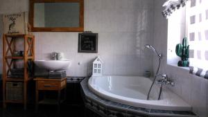 ein Badezimmer mit Badewanne und Waschbecken in der Unterkunft Auf "Kleine Wiesen" in Lübbenau