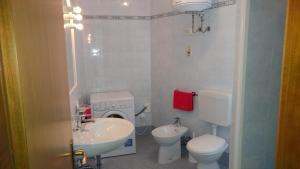 A bathroom at Condominio Simma 2