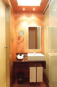 a bathroom with a sink and a mirror at Regente Aragón Gastronómico in Salou