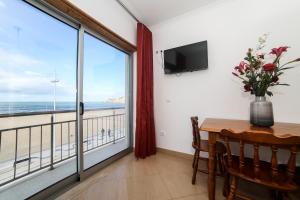 a dining room with a view of the ocean at apartamentos Quebra-Mar in Nazaré