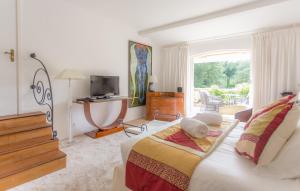 TV a/nebo společenská místnost v ubytování Hotel Le Verger Maelvi