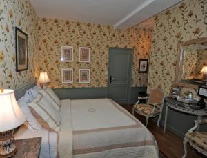 מיטה או מיטות בחדר ב-Château de Maudetour