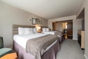 a hotel room with two beds and a television at Claridge House Chicago, Tapestry Collection by Hilton in Chicago +40 photos