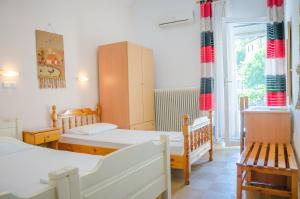 1 Schlafzimmer mit 2 Betten und einem Fenster in der Unterkunft Hotel Theo in Panagia