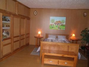 um quarto com uma cama e 2 candeeiros nas mesas em Domisiladore em Le Molay-Littry