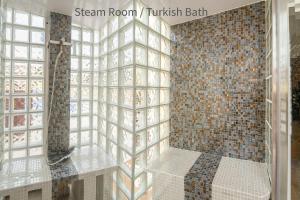y baño con ducha con pared de cristal. en villa Aqua-Jacuzzi-heatable pool-sauna-gym-snooker, en Albufeira