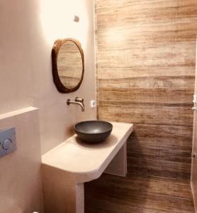 uma casa de banho com um lavatório e um espelho. em Aeris em Koufonisia