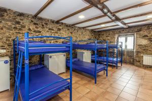 Palanda nebo palandy na pokoji v ubytování Albergue Milpés