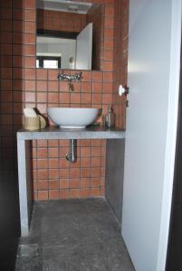 een badkamer met een wastafel en een spiegel bij House of memories in Neápolis