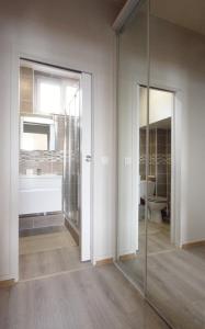 a bathroom with a mirror and a tub and a sink at Le quai Sud in Fécamp