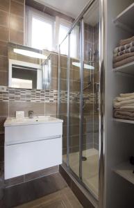 フェカンにあるLe quai Sudのバスルーム(洗面台、ガラス張りのシャワー付)