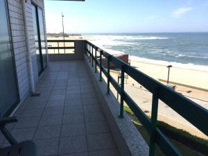 ポボア・デ・バルジンにあるCasa na Praiaのビーチを望む家のバルコニー