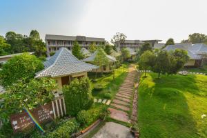 einen Blick über einen Park mit Häusern und Bäumen in der Unterkunft Panlaan Boutique Resort in Nong Khai