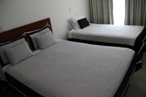 Rúm í herbergi á COLOMBIA-Hotel Hontibon