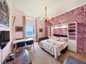 1 dormitorio con cama, escritorio y mesa en The Beachfront Dubrovnik Old Town en Dubrovnik