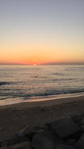 ポボア・デ・バルジンにあるCasa na Praiaの海沿いの海岸の夕日